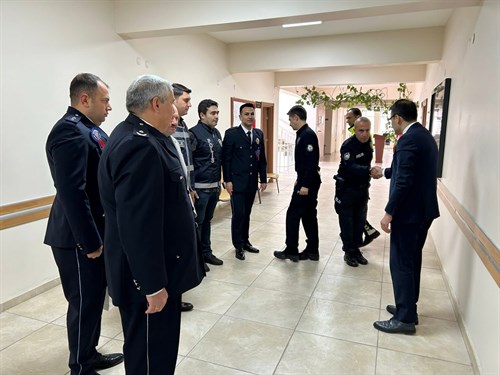 Kaymakamımız Sayın Abdullah Huzeyfe ÇAKMAK 10 Nisan Polis Haftası Münasebetiyle İlçe Emniyet Amirliği Personellerimizi Makamında Ağırladı.